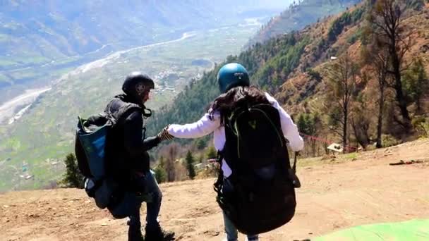 Yamaç Paraşütü Hocası Ariel Macerası Için Turisti Tepenin Kenarına Götürüyor — Stok video