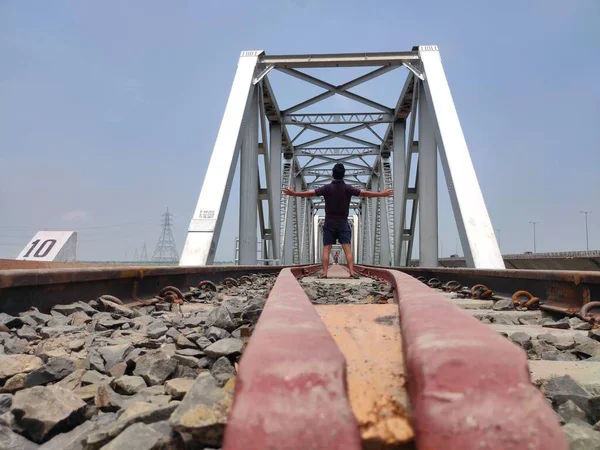 鉄道線路の男鉄の橋独特の角度ショット — ストック写真