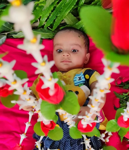 Bayi Pada Hari Ulang Tahunnya Yang Keenam Menunjukkan Ekspresi Wajah — Stok Foto