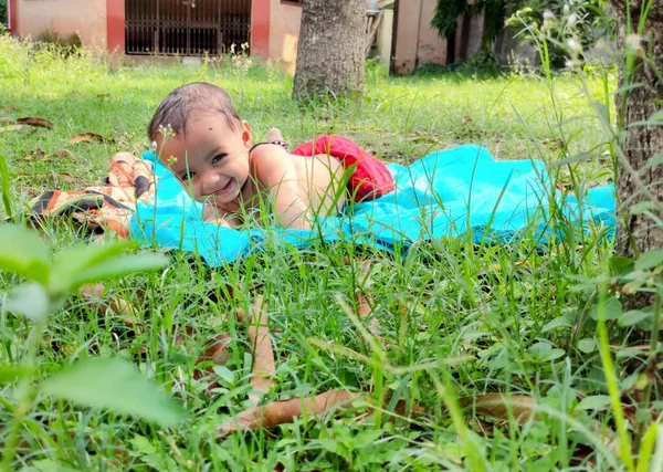 Infantil Jogar Livre Mostrando Seu Bonito Facial Expressão Close Tiro — Fotografia de Stock