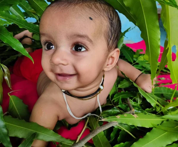Bebek Yapraklarla Oynuyor Sevimli Yüz Ifadesini Gösteriyor Yakın Çekim — Stok fotoğraf