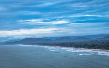 Arka planda tepe aralığı olan bir sahil manzarası ve Gokarna Karnataka Hindistan 'da inanılmaz bir gökyüzü görüntüsü var. Tepeden aşağıya Gokarna sahilinin saf güzelliğini gösteriyor..