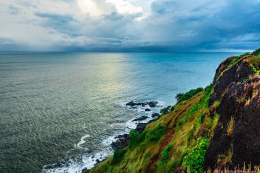 Gokarna Karnataka Hindistan 'da dağın tepesinden dramatik bulutlarla deniz ufku görüntüsü alınır..