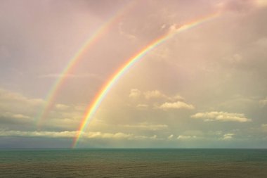 Şafak vakti deniz ufkunun üzerinde gökkuşağı renkli görüntü Gokarna Karnataka Hindistan 'da çekilir. Doğanın renkli sanatını gösteriyor..