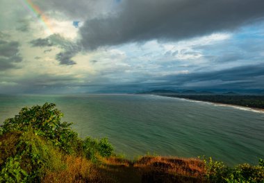 Sabahları Gokarna Karnataka Hindistan 'dan deniz kıyısı ufku görüntüsü alınır. Gokarna plajının saf güzelliğini gösteriyor..