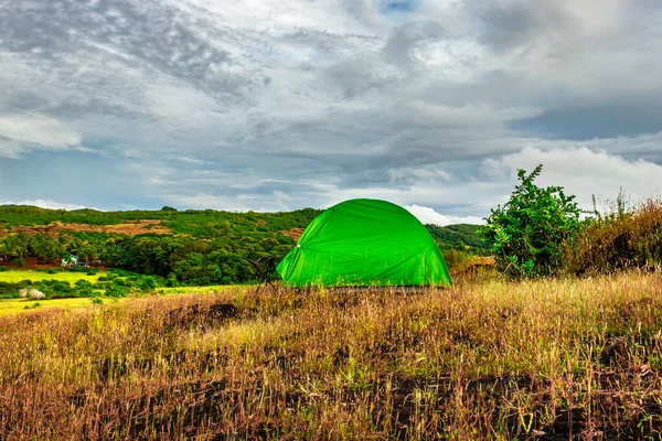 Camping Solo Sommet Une Montagne Avec Ciel Nuageux — Photo