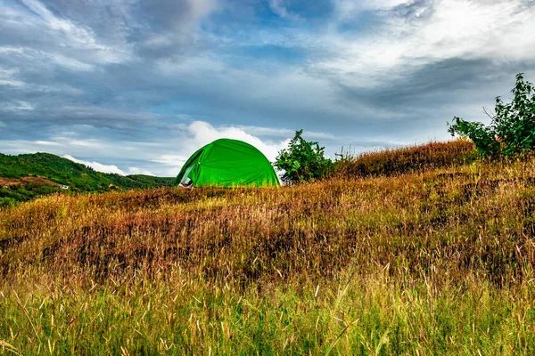 Camping Solo Auf Dem Gipfel Mit Wolkenverhangenem Himmel Aufgenommen Gokarna — Stockfoto