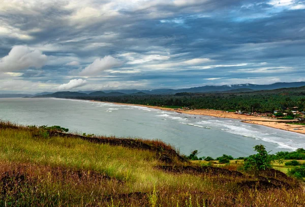 在Gokarna Karnataka India拍摄了多云天空图像的海岸山顶图像 — 图库照片