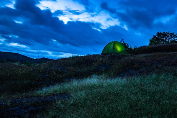 Camping Sólo Vrcholu Hory Úžasným Výhledem Dramatickou Oblohou Večerní Obraz — Stock fotografie