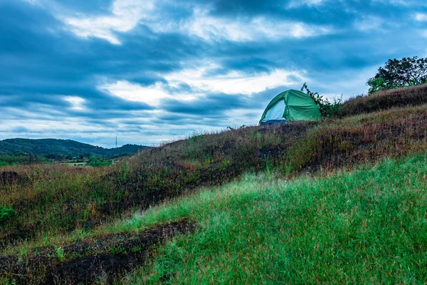 Camping Solo Auf Dem Gipfel Mit Atemberaubender Aussicht Und Dramatischem — Stockfoto