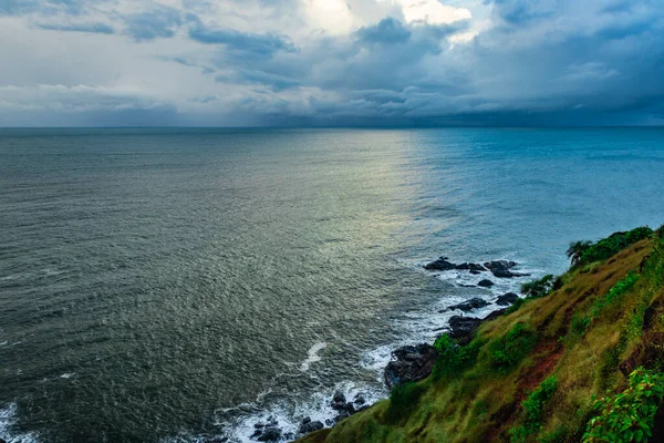 在Gokarna Karnataka India拍摄了从山顶图像看具有戏剧性云彩的海景 — 图库照片