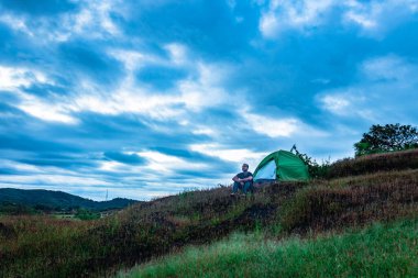 Gokarna Karnataka Hindistan 'da muhteşem manzaralı ve dramatik gökyüzüyle tek başına kamp yapmak..