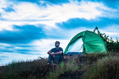 Gokarna Karnataka Hindistan 'da muhteşem manzaralı ve dramatik gökyüzüyle tek başına kamp yapmak..