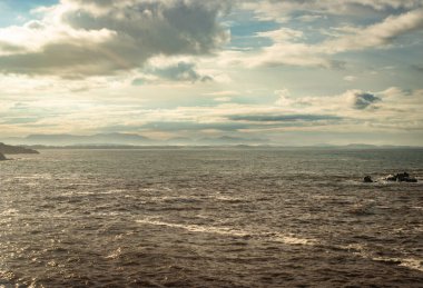 Sahil Gokarna Karnataka Hindistan 'da sabah düz açılı dalgalarla kayalık sahil sahili görüntüsü çekiliyor. Gokarna 'nın en iyi plajlarından biri..