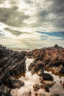 Sahil şeridindeki doğal kaya oluşumu, düz açılı dalgalar nedeniyle Hindistan 'daki Om Beach Gokarna Karnataka' da çekilmiştir. Gokarna 'nın en iyi plajlarından biri..