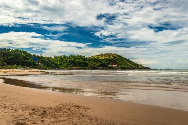 Sahil, dağ ve muhteşem gökyüzü, Gokarna Sahili Karnataka Hindistan 'da çekilmiş. Gokarna 'nın en iyi plajlarından biri..