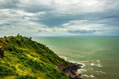 Gokarna Karnataka Hindistan 'da deniz manzaralı dağ uçurumu görüntüsü çekilmiştir..
