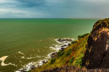 Gokarna Karnataka Hindistan 'da deniz manzaralı dağ uçurumu görüntüsü çekilmiştir..