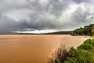 Sahil manzarası sakin su ve dramatik gökyüzü ile düz açılı görüntü Om Beach Gokarna Karnataka Hindistan 'da çekilmiştir..