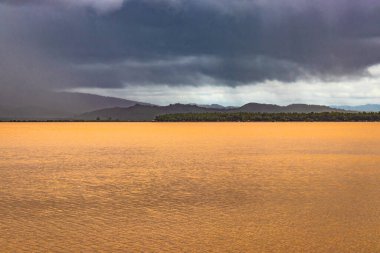 Sahil manzarası sakin su ve dramatik gökyüzü ile düz açılı görüntü Om Beach Gokarna Karnataka Hindistan 'da çekilmiştir..