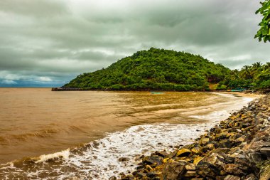 Gokarna Karnataka Hindistan 'da sabah düz açıyla çekilmiş dalgalı kayalık deniz sahili. Gokarna 'nın en iyi plajlarından biri..
