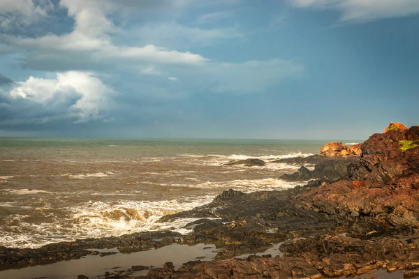 Playa Mar Rocoso Con Olas Rompiendo Mañana Desde Imagen Ángulo —  Fotos de Stock