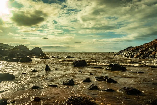Playa Mar Rocoso Con Olas Rompiendo Mañana Desde Imagen Ángulo — Foto de Stock