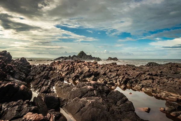 Formación Rocas Naturales Orilla Del Mar Debido Las Olas Que —  Fotos de Stock