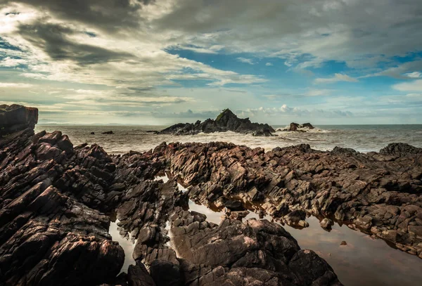 Formación Rocas Naturales Orilla Del Mar Debido Las Olas Que —  Fotos de Stock