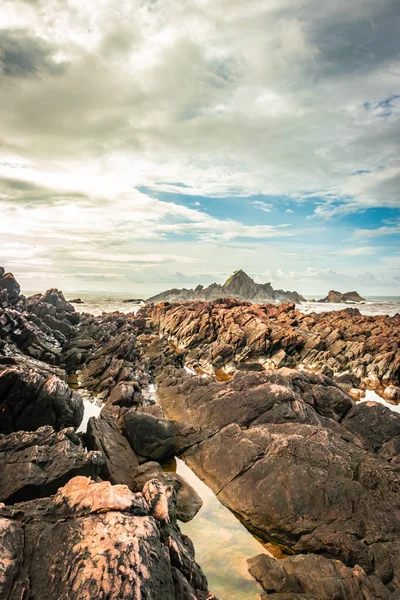 Natuurlijke Rotsformatie Zee Kust Als Gevolg Van Crashen Golven Ochtend — Stockfoto