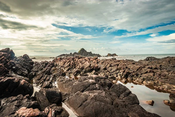 Formación Rocas Naturales Orilla Del Mar Debido Las Olas Que —  Fotos de Stock