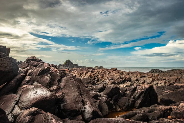 Formación Rocas Naturales Orilla Del Mar Debido Las Olas Que —  Fotos de Stock