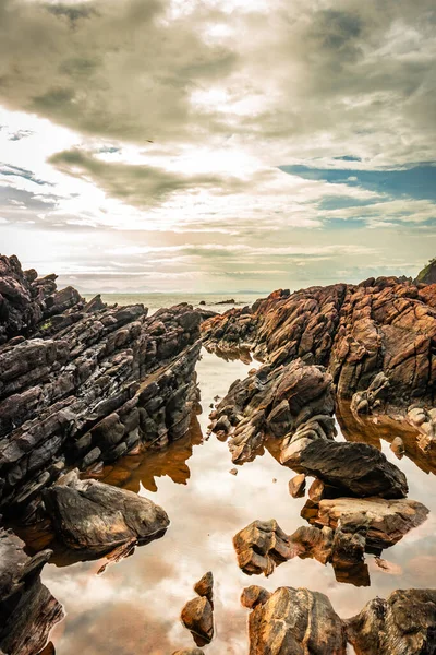 Formación Rocas Naturales Orilla Del Mar Debido Las Olas Que —  Fotos de Stock