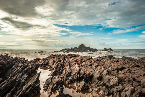 Natuurlijke Rotsformatie Zee Kust Als Gevolg Van Crashen Golven Ochtend — Stockfoto