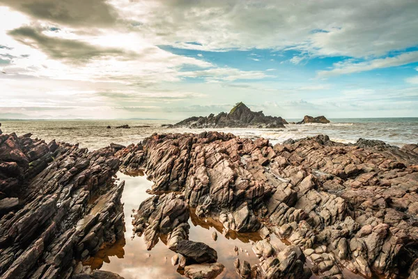 Natuurlijke Rotsformatie Zee Kust Als Gevolg Van Crashen Golven Ochtend — Stockfoto