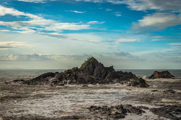 Скалистый Морской Пляж Разбивающимися Волнами Утрам Плоского Ракурса Снимок Сделан — стоковое фото