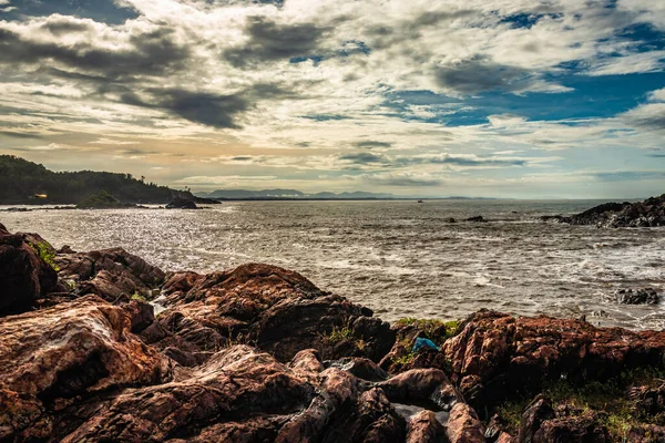 Spiaggia Rocciosa Mare Con Onde Che Infrangono Mattino Angolo Piatto — Foto Stock