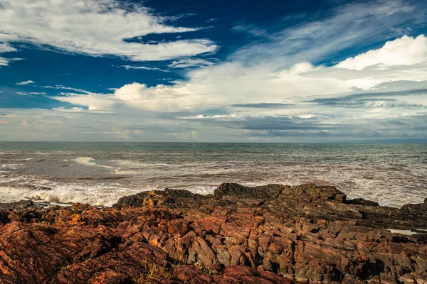 Felsiger Meeresstrand Mit Krachenden Wellen Morgen Aus Flachem Winkel Bild — Stockfoto