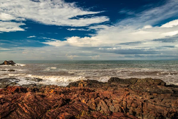 Rotsachtige Zee Strand Met Crashen Golven Ochtend Van Platte Hoek — Stockfoto
