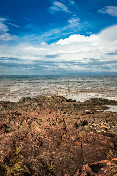 Felsiger Meeresstrand Mit Krachenden Wellen Morgen Aus Flachem Winkel Bild — Stockfoto