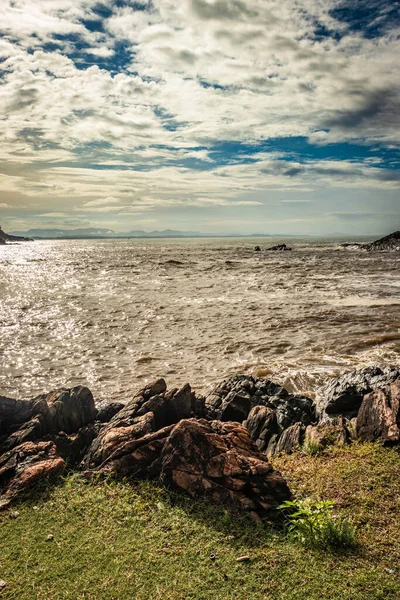 Rotsachtige Zee Strand Met Crashen Golven Ochtend Van Platte Hoek — Stockfoto