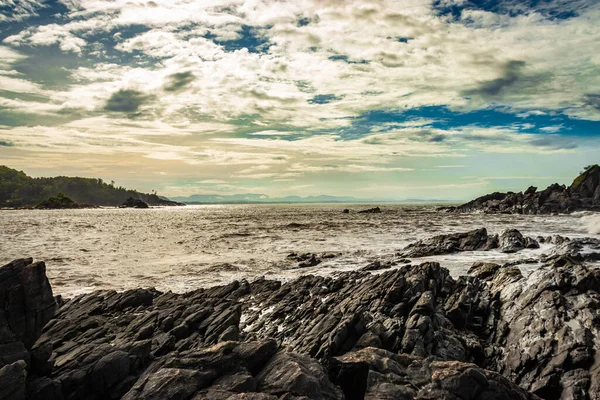 Sahil Gokarna Karnataka Hindistan 'da sabah düz açılı dalgalarla kayalık sahil sahili görüntüsü çekiliyor. Gokarna 'nın en iyi plajlarından biri..