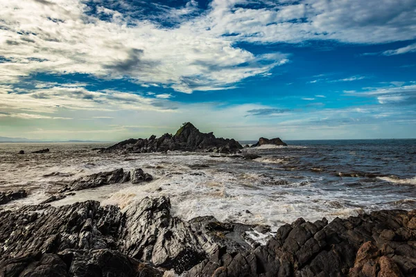 Скалистый Морской Пляж Разбивающимися Волнами Утрам Плоского Ракурса Снимок Сделан — стоковое фото
