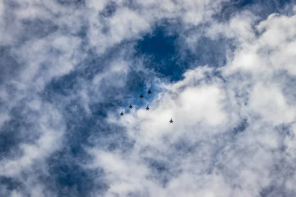 Céu Azul Brilhante Com Formação Caça Jato Voando — Fotografia de Stock