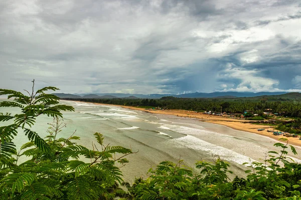 在Gokarna Karnataka India拍摄了多云天空图像的海岸山顶图像 — 图库照片