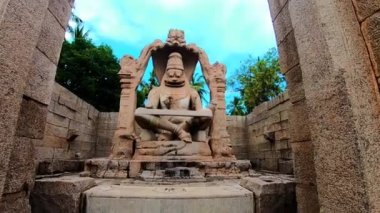 Sabahleyin Hampi Karnataka Hindistan 'da çekilen düz açıyla antik taş sanat eserlerini mahveden tanrı heykeli. Hampi 'deki en etkileyici ve en görkemli mimarilerden biridir..