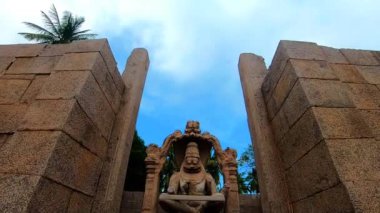 Sabahleyin Hampi Karnataka Hindistan 'da çekilen düz açıyla antik taş sanat eserlerini mahveden tanrı heykeli. Hampi 'deki en etkileyici ve en görkemli mimarilerden biridir..