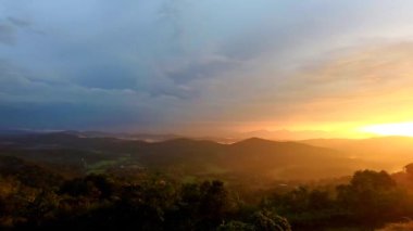 Dağlar, Raja 'nın koltuğu olan madikeri Karnataka Hindistan' da, alacakaranlıkta, dramatik renkli günbatımı gökyüzü ile sisli bir gölgeye sahiptir. Doğanın nefes kesici güzelliğini gösteriyor..