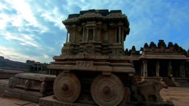 Hampi Stone Savaş Arabası eşsiz mavi gökyüzü klipsli antik taş sanat eseri Hampi Karnataka Hindistan 'da çekildi. Hampi 'deki en etkileyici ve en görkemli mimari..