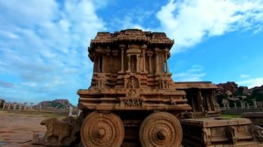 Hampi Stone Savaş Arabası eşsiz mavi gökyüzü klipsli antik taş sanat eseri Hampi Karnataka Hindistan 'da çekildi. Hampi 'deki en etkileyici ve en görkemli mimari..